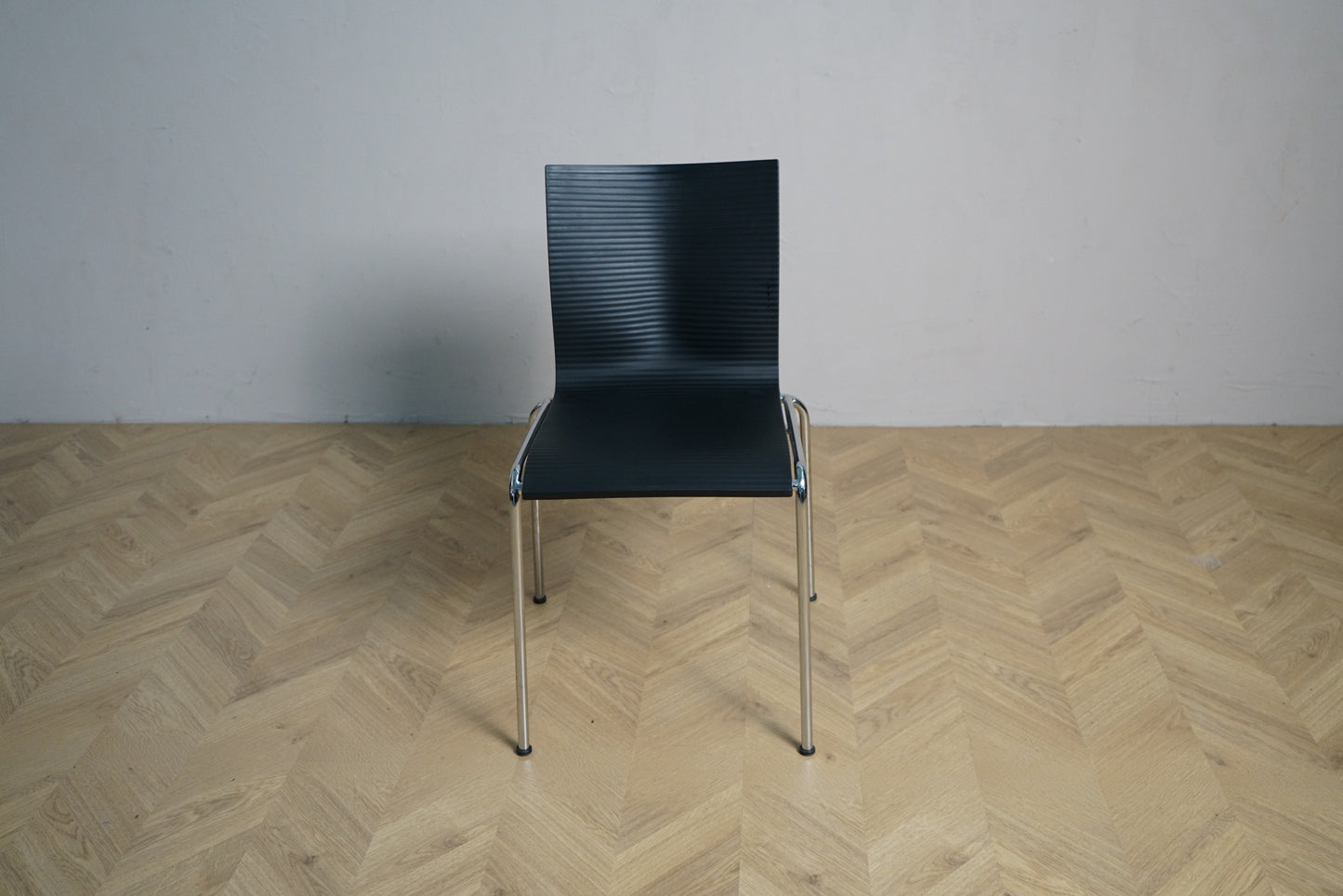 Engelbrechts Chairik sort konferencestol med krom stel set forfra