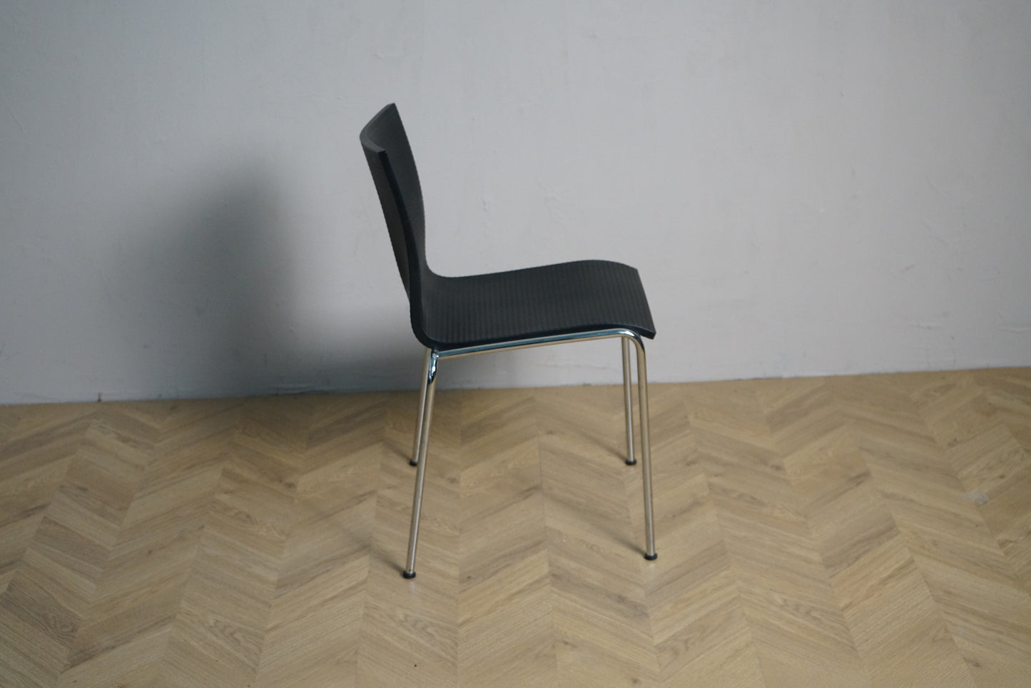 Engelbrechts Chairik mødestol set fra siden med krom stel