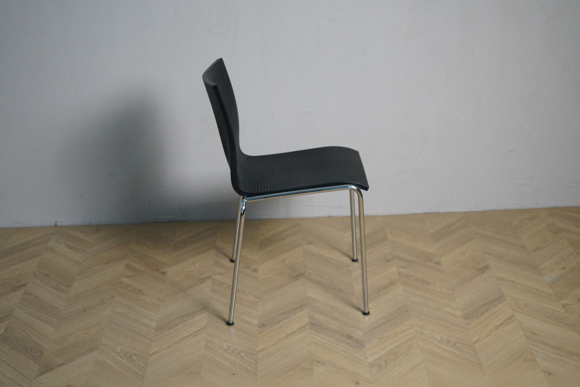 Engelbrechts Chairik mødestol set fra siden med krom stel