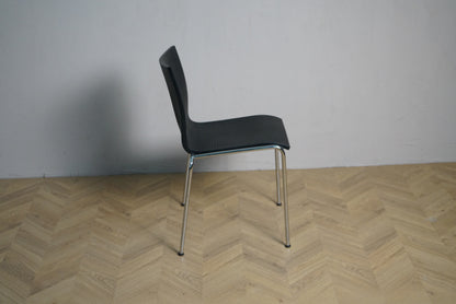 Engelbrechts Chairik mødestol set fra siden med krom stel