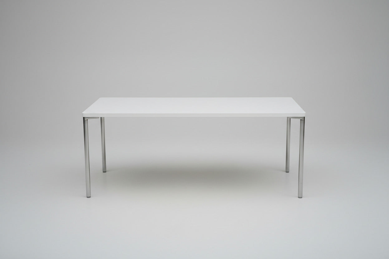 Engelbrechts hvidt spisebord 180×80 cm med krom stel set forfra