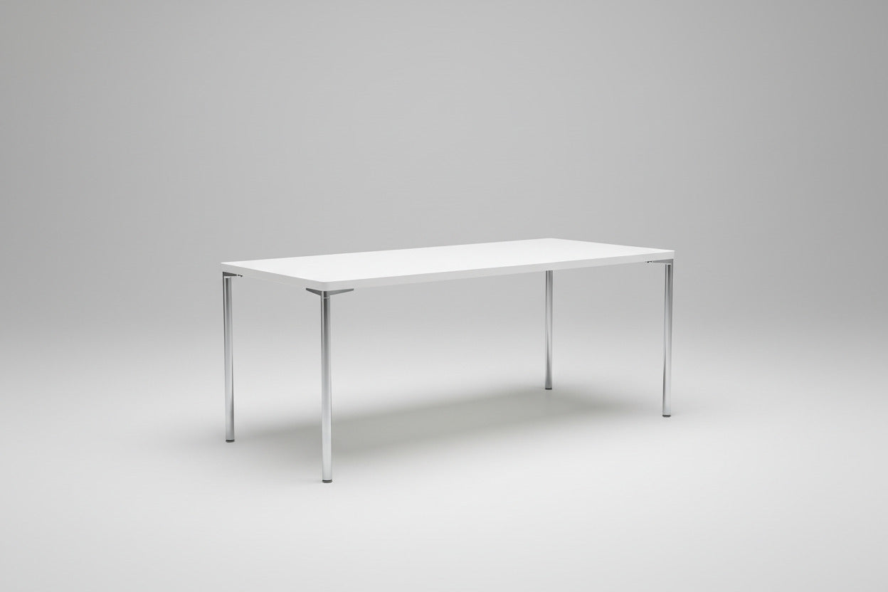 Engelbrechts hvidt spisebord set skråt med krom stel og bordplade 180×80 cm