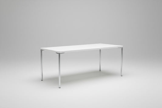 Engelbrechts hvidt spisebord set skråt med krom stel og bordplade 180×80 cm