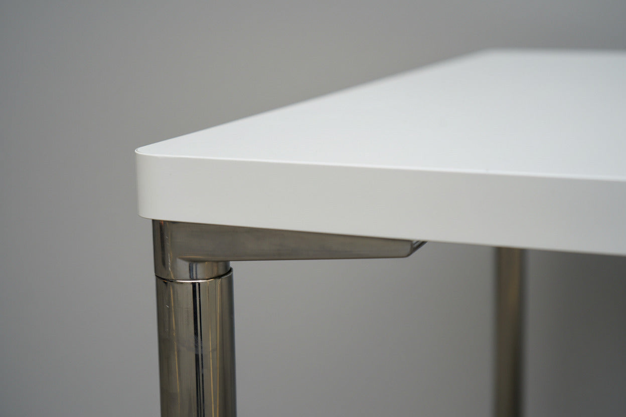 Close-up af hvid bordplade på Engelbrechts spise- og kantinebord