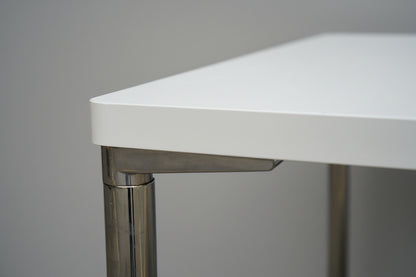 Close-up af hvid bordplade på Engelbrechts spise- og kantinebord