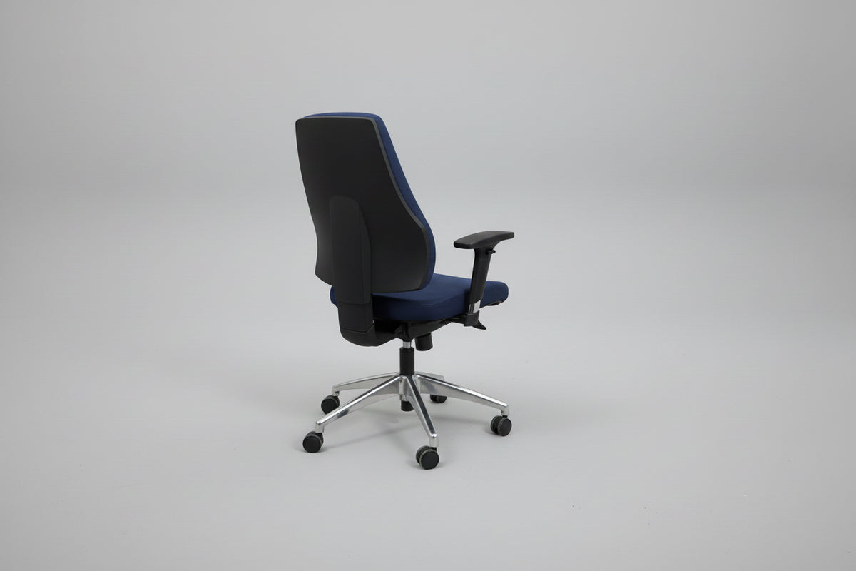 Ergonomisk blå kontorstol med højdejusterbar ryg og aluminiumsbase set bagfra