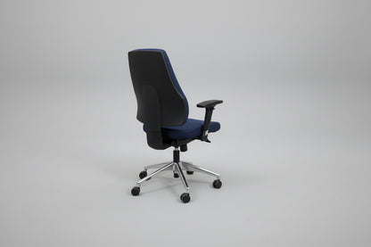Ergonomisk blå kontorstol med højdejusterbar ryg og aluminiumsbase set bagfra