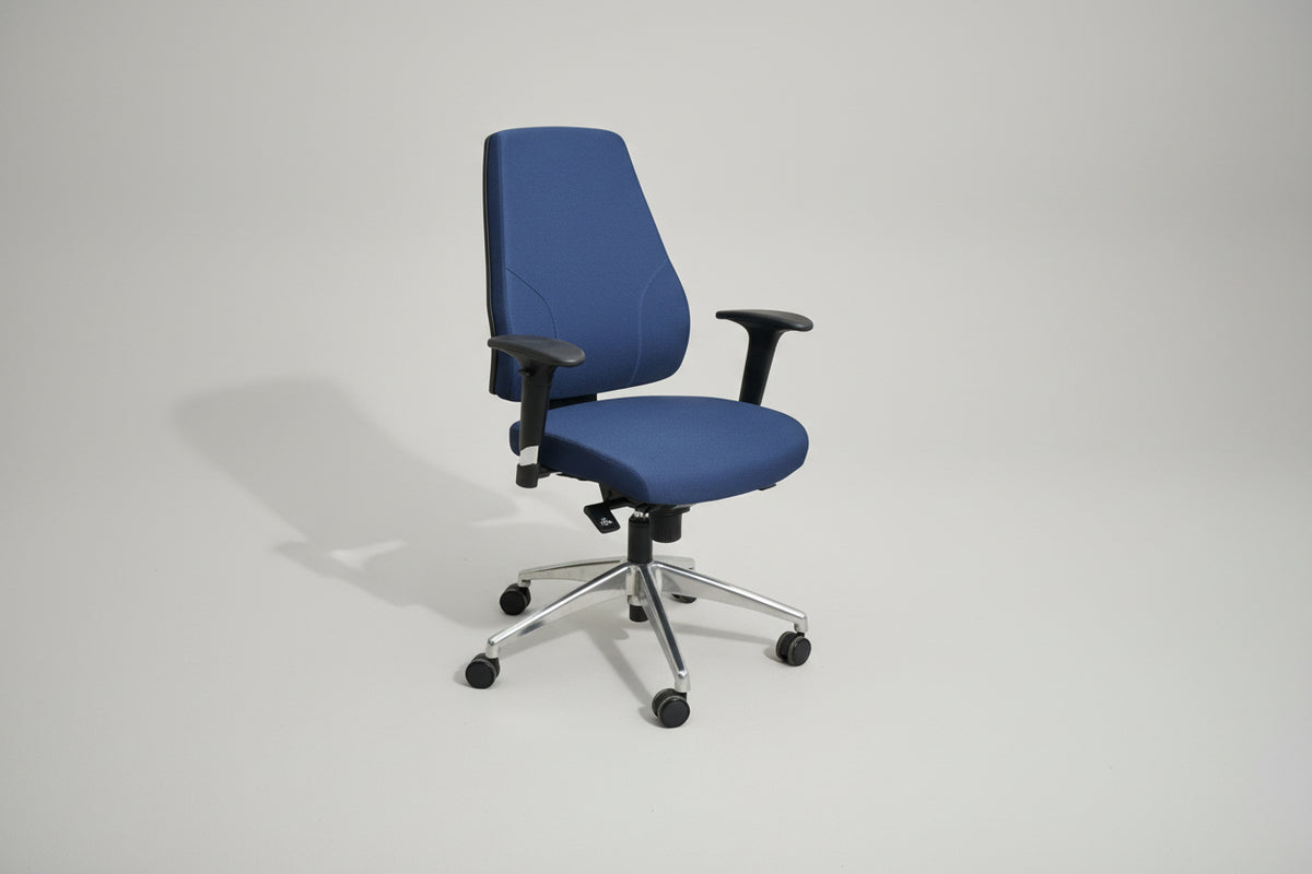 Ergonomisk blå kontorstol med polstret sæde, ryg og justerbare armlæn set forfra