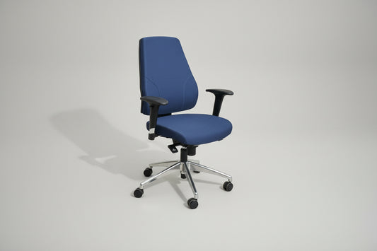 Ergonomisk blå kontorstol med polstret sæde, ryg og justerbare armlæn set forfra