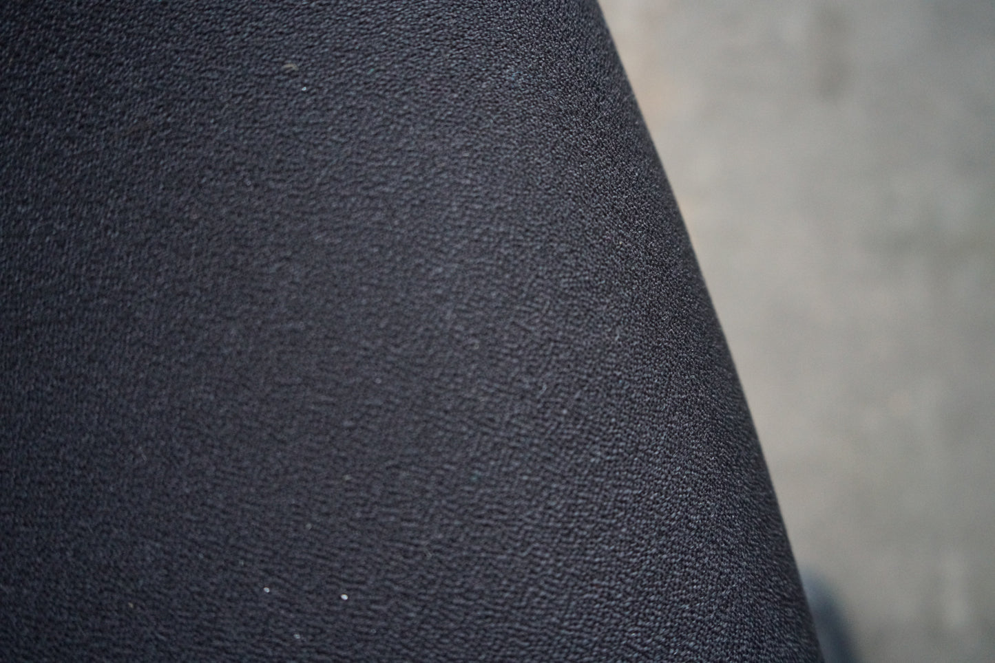 Close-up af sort Event-polstring og kanalsyninger på ergonomisk kontorstol med poleret fodkryds.