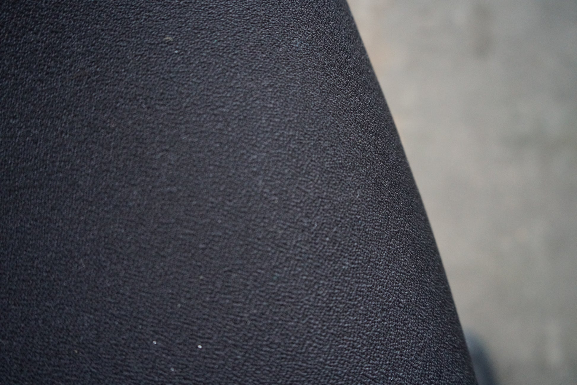 Close-up af sort Event-polstring og kanalsyninger på ergonomisk kontorstol med poleret fodkryds.