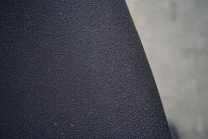 Close-up af sort Event-polstring og kanalsyninger på ergonomisk kontorstol med poleret fodkryds.