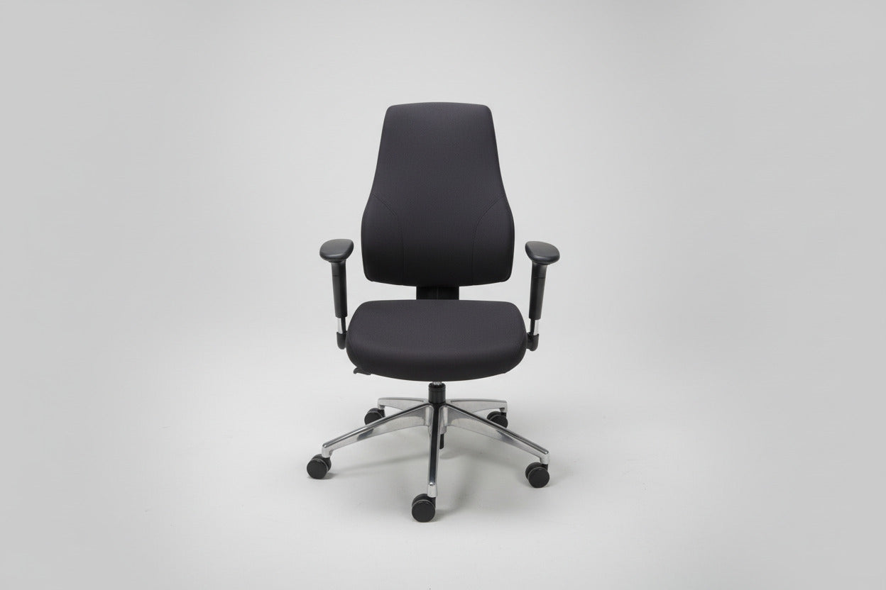 Ergonomisk kontorstol i sort Event-stof set forfra med høj ryg, kanalsyninger og justerbare armlæn.