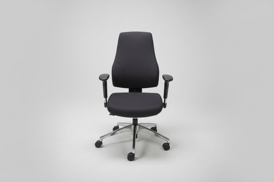 Ergonomisk kontorstol i sort Event-stof set forfra med høj ryg, kanalsyninger og justerbare armlæn.