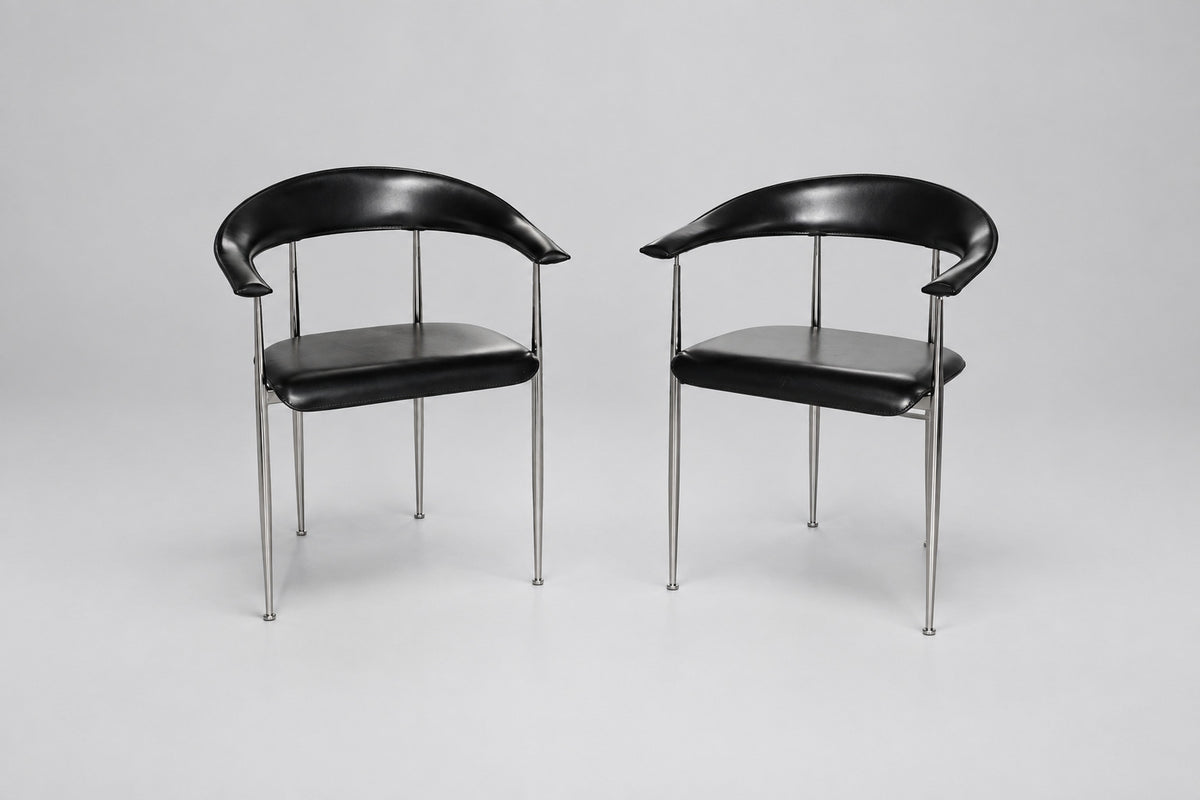 Fasem P40 konferencestol i sort læder med armlæn og blankforkromet stel set skråt