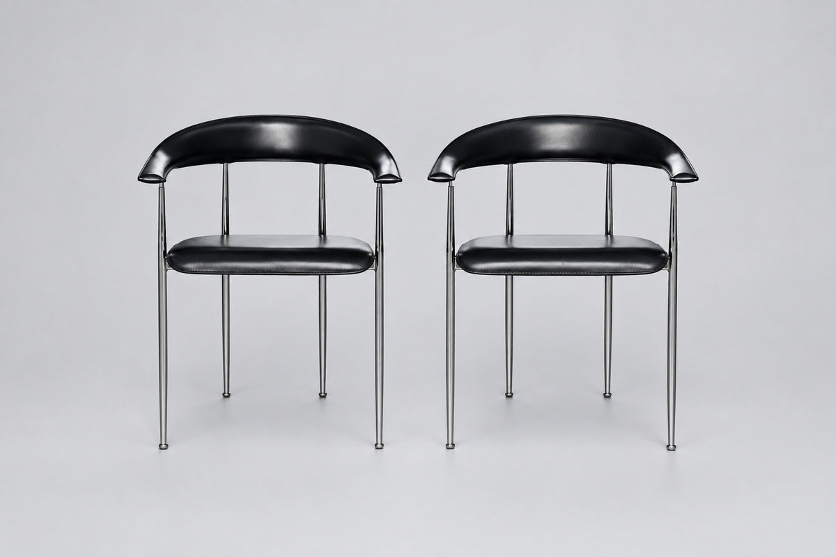 Fasem P40 italiensk designstol med sort læder, armlæn og blankforkromet stel set forfra