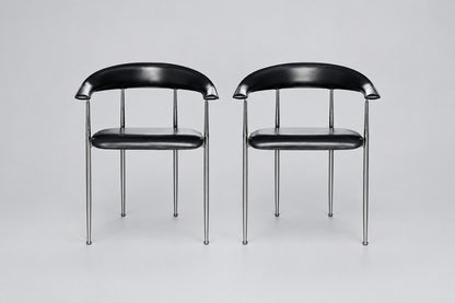 Fasem P40 italiensk designstol med sort læder, armlæn og blankforkromet stel set forfra