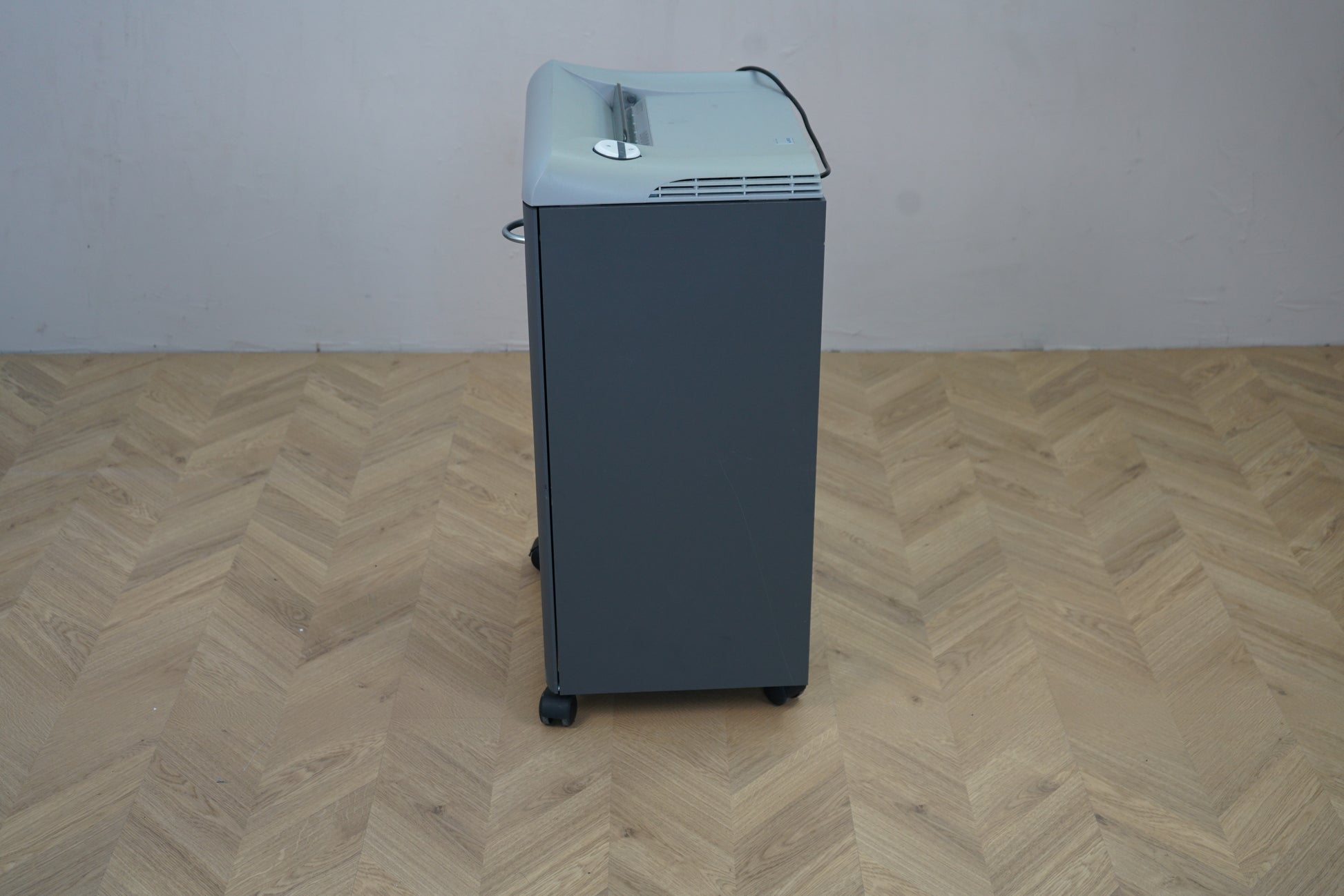 Fellowes 3140C makulator set fra siden – robust design med hjul