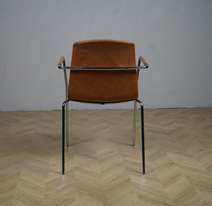 Flakes 2.0 stol i brun/cognac set bagfra, designet af Schmidt Hammer Lassen.