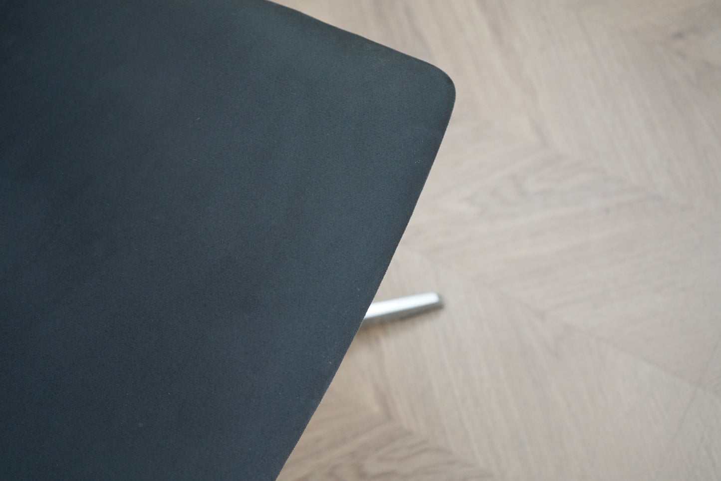 Detaljebillede af Four Design EVO konferencestol med mørkegråt betræk og aluminiumsstel