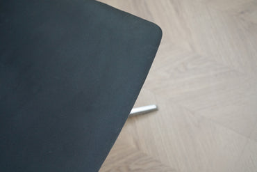Detaljebillede af Four Design EVO konferencestol med mørkegråt betræk og aluminiumsstel
