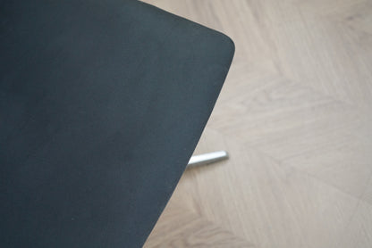 Detaljebillede af Four Design EVO konferencestol med mørkegråt betræk og aluminiumsstel