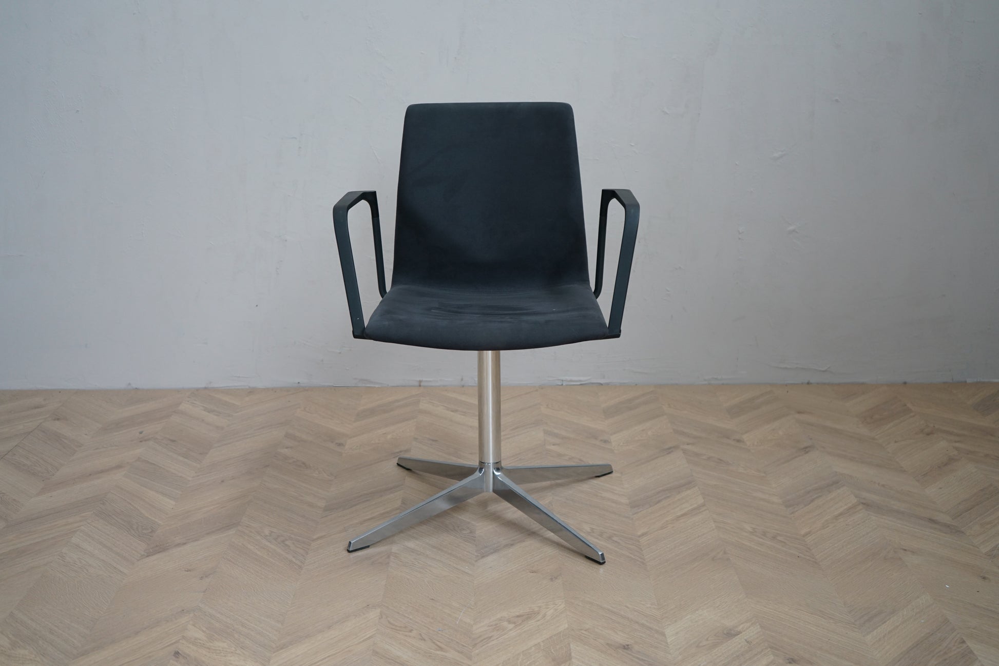 Four Design EVO konferencestol med armlæn i mørkegråt stof og drejestel i aluminium set forfra