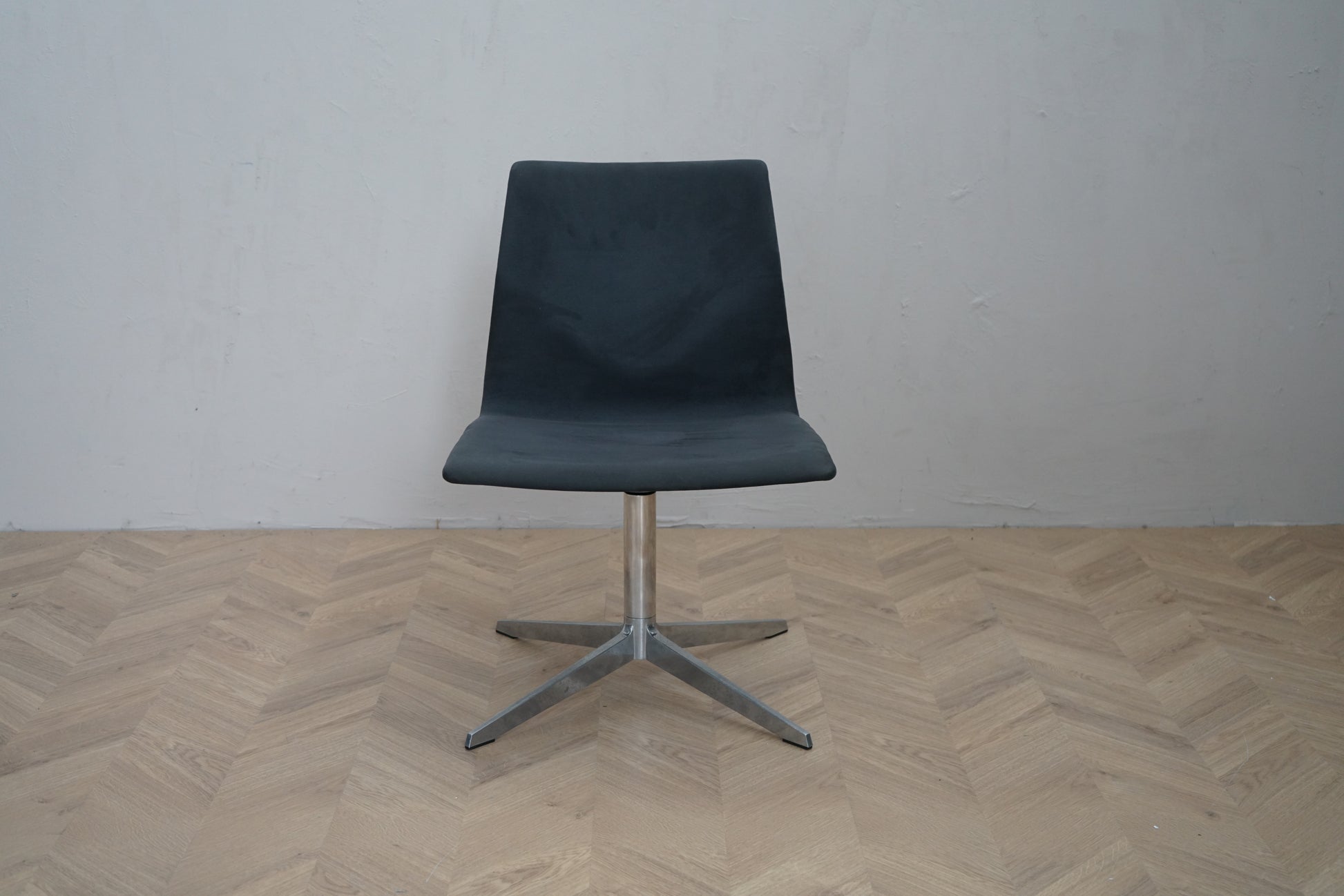 Four Design EVO konferencestol i mørkegråt stof med drejestel i aluminium set forfra