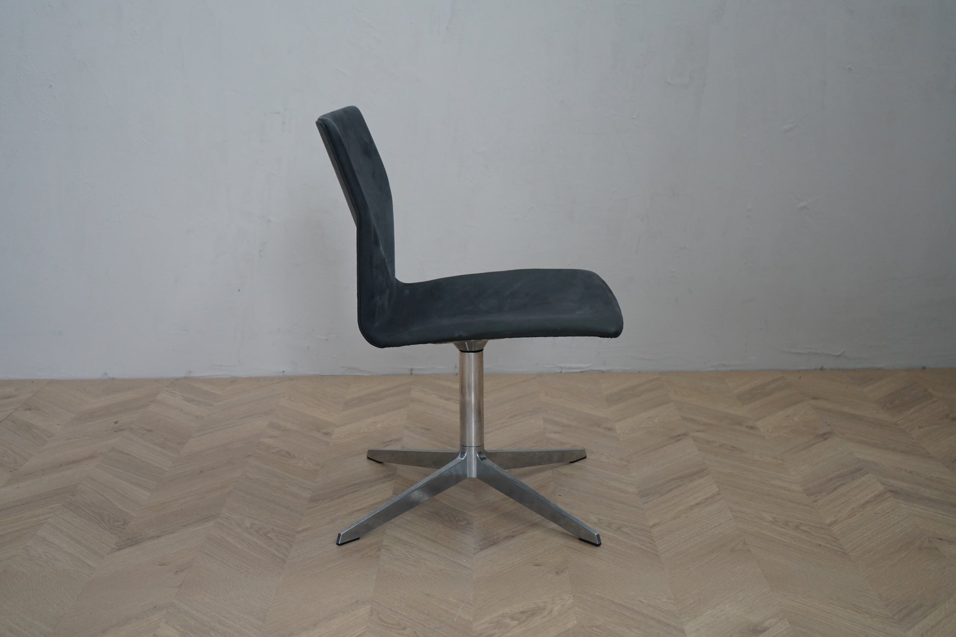 Four Design EVO mødestol med mørkegråt betræk og drejestel i aluminium set fra siden