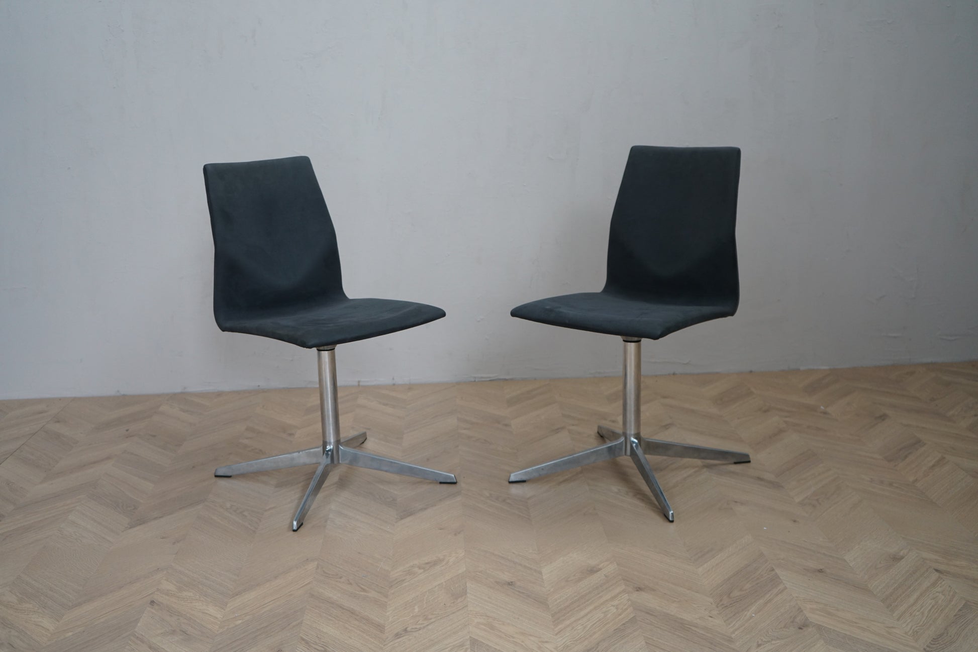 Sæt med 2 Four Design EVO konferencestole i mørkegråt stof med drejestel i aluminium set forfra