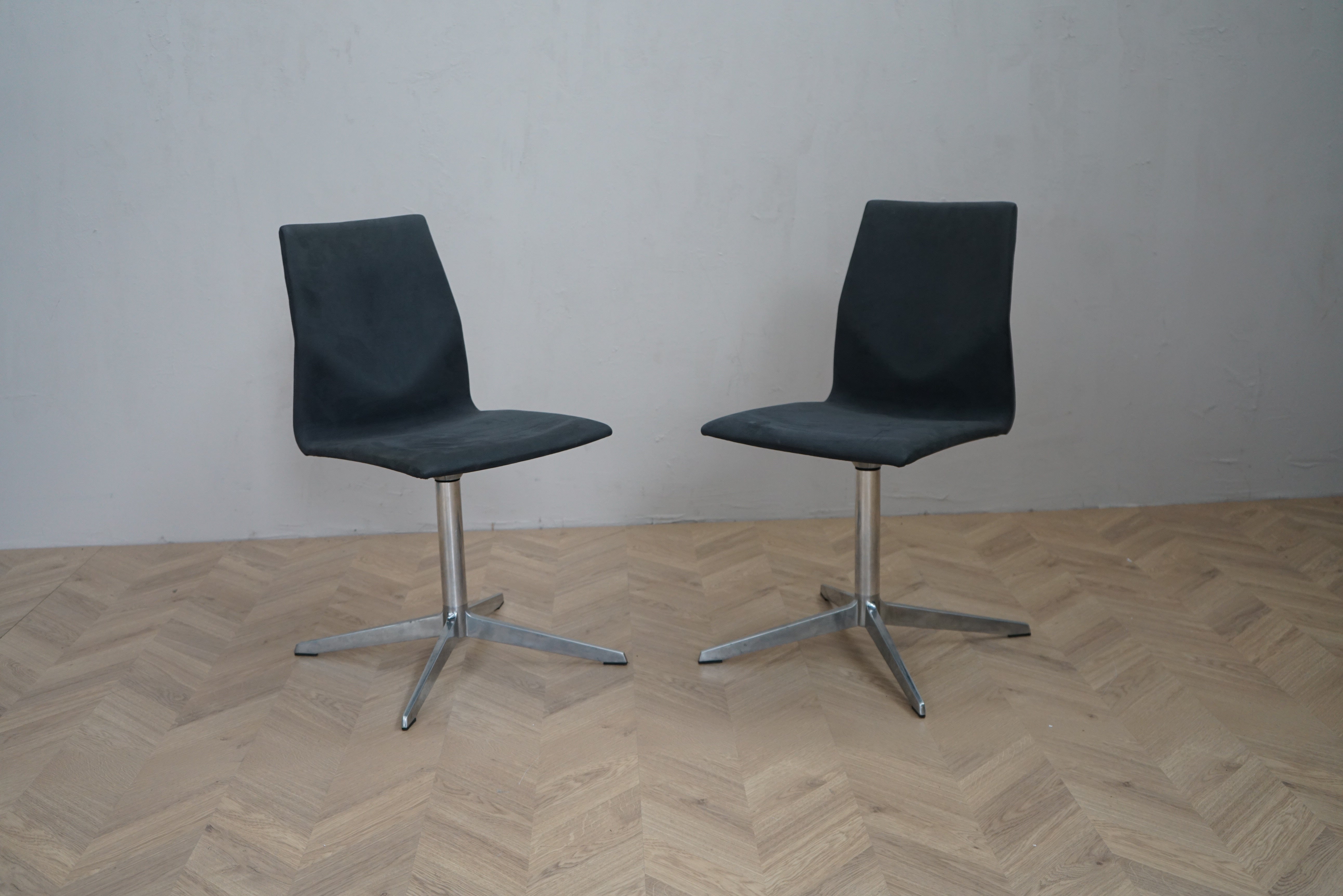 Sæt med 2 Four Design EVO konferencestole i mørkegråt stof med drejestel i aluminium set forfra