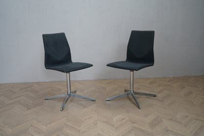 Sæt med 2 Four Design EVO konferencestole i mørkegråt stof med drejestel i aluminium set forfra