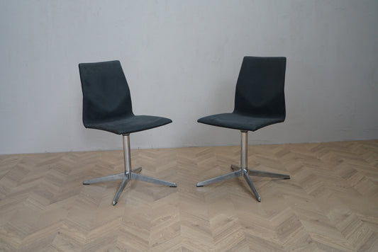 Sæt med 2 Four Design EVO konferencestole i mørkegråt stof med drejestel i aluminium set forfra