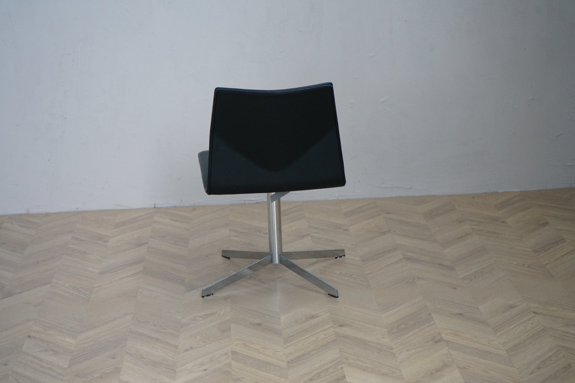 Four Design Four Cast loungestol set bagfra med sort læder og drejefod