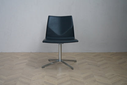 Four Design Four Cast loungestol i sort læder med drejefod i krom set forfra