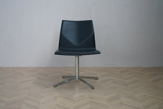 Four Design Four Cast loungestol i sort læder med drejefod i krom set forfra