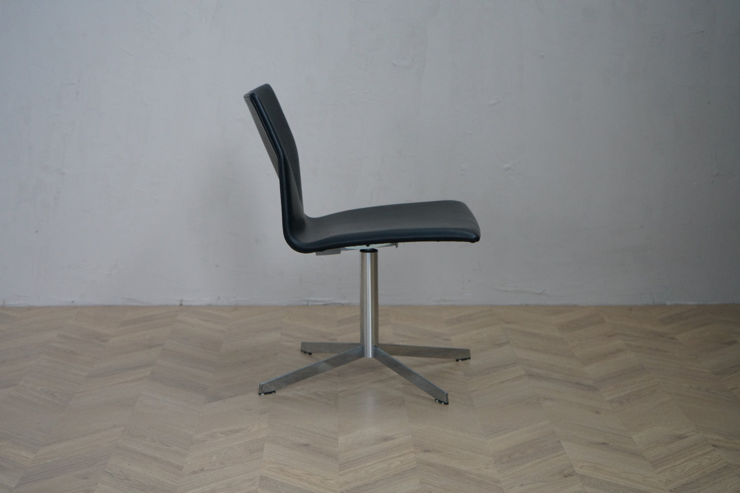 Four Design Four Cast loungestol fra siden med vippefunktion og krom stel