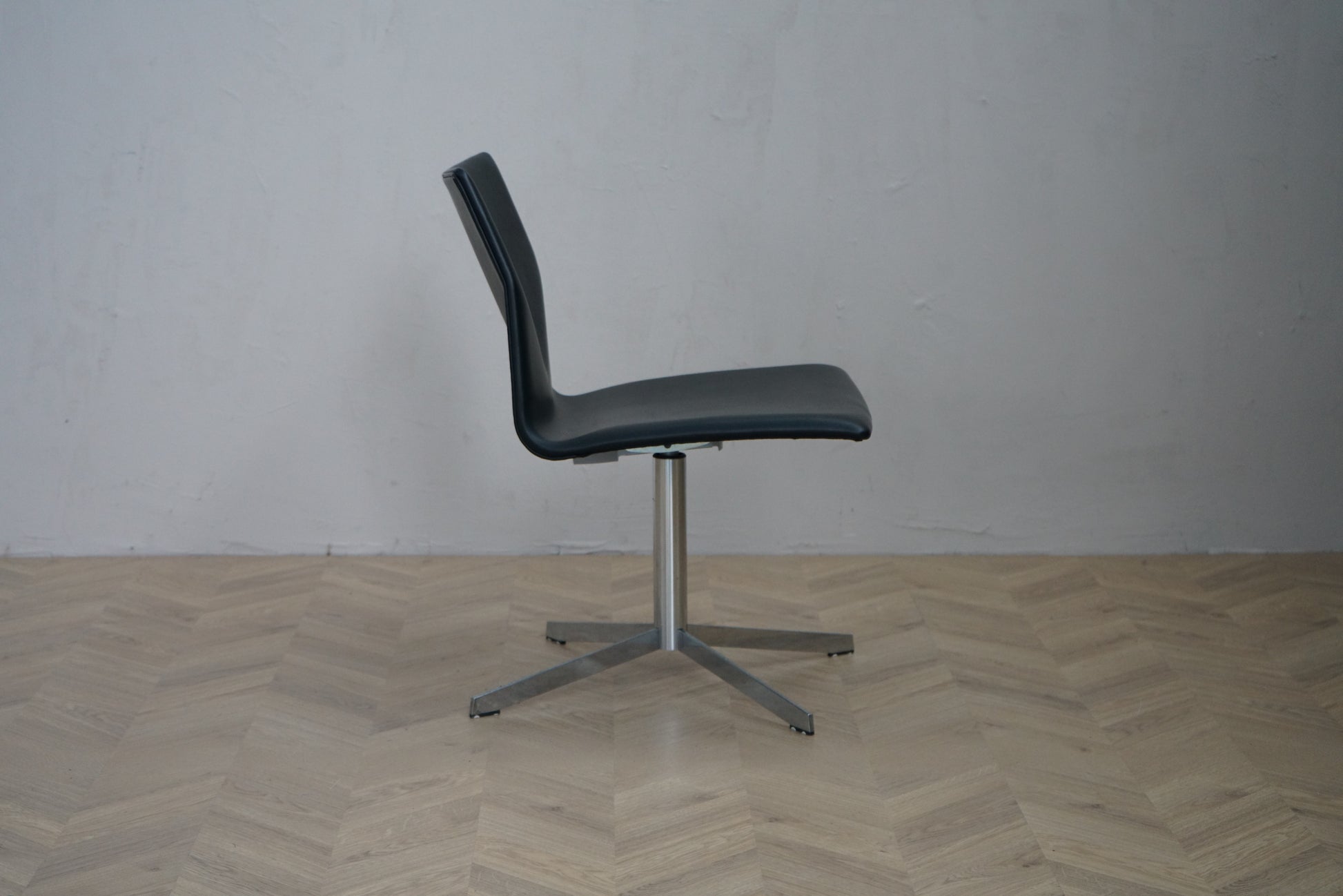 Four Design Four Cast loungestol fra siden med vippefunktion og krom stel