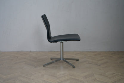 Four Design Four Cast loungestol fra siden med vippefunktion og krom stel