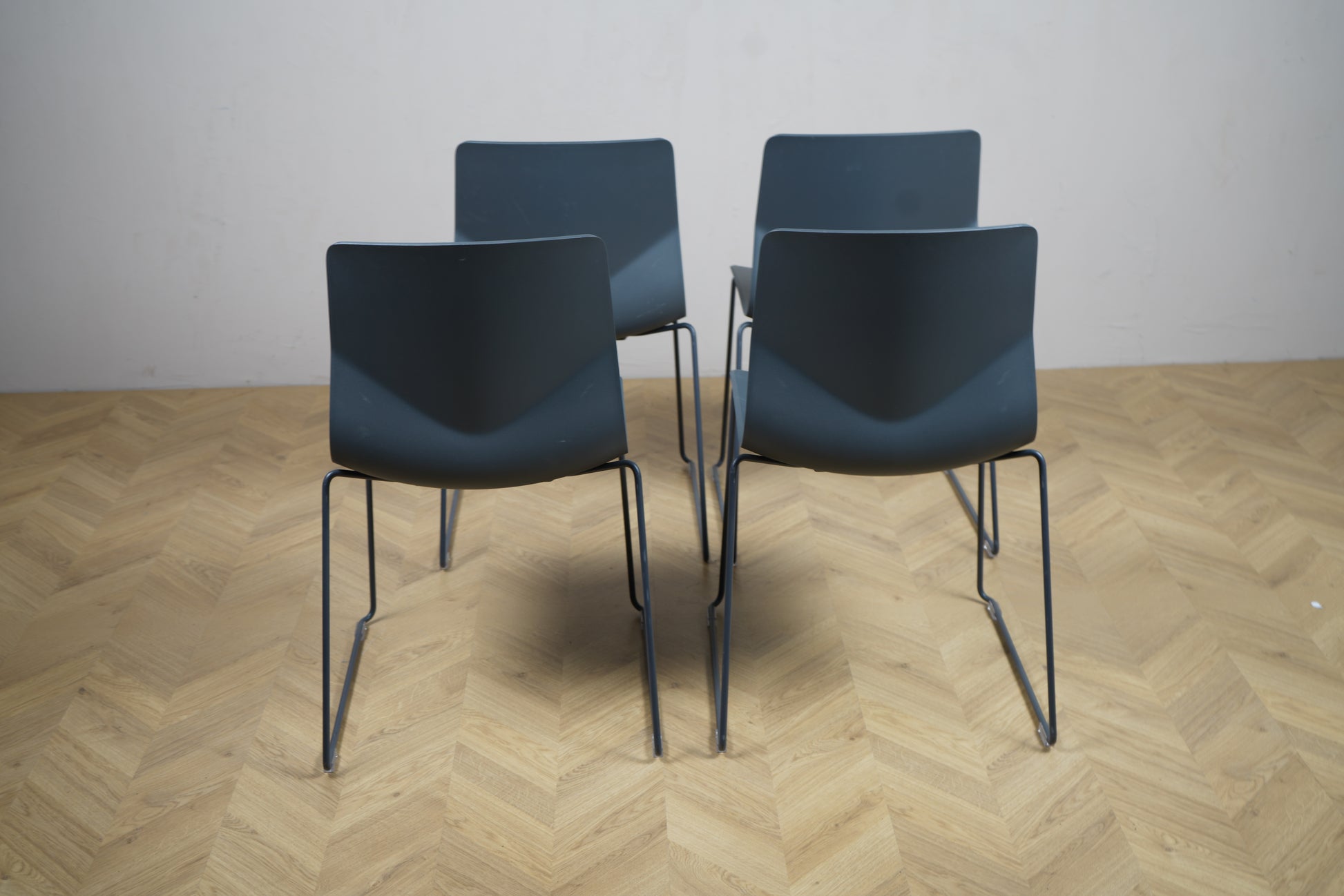 Four Design Four Sure 44 mørkegrå konference- og mødestole – set bagfra