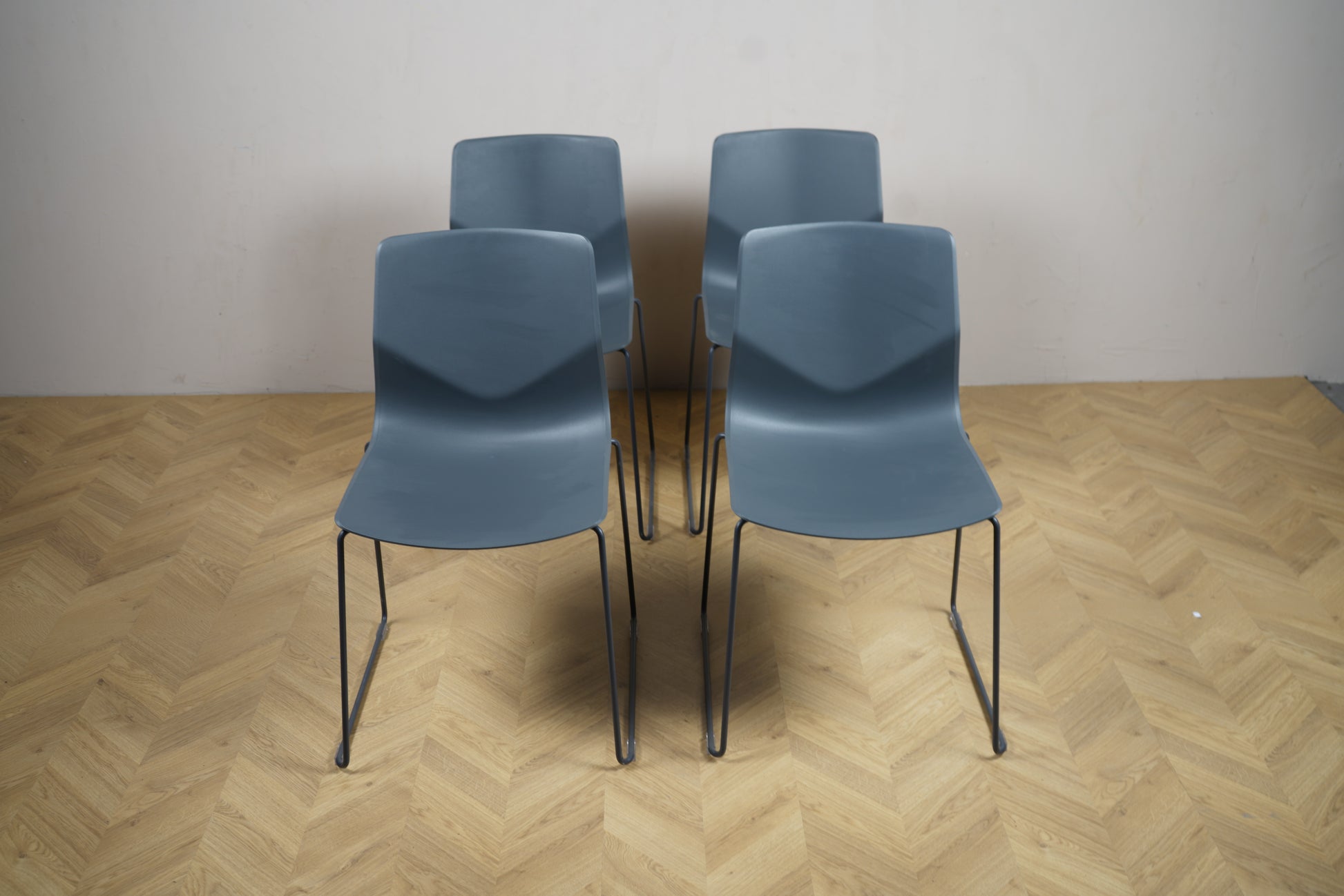 Four Design Four Sure 44 mørkegrå konference- og mødestole – frontvisning