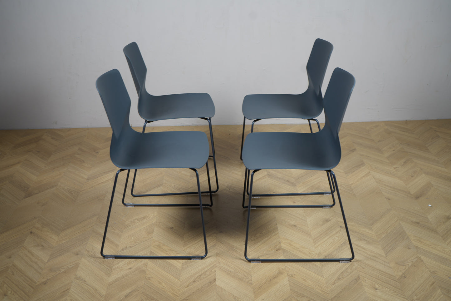 Four Design Four Sure 44 mørkegrå mødestol – sideprofil med sledeben