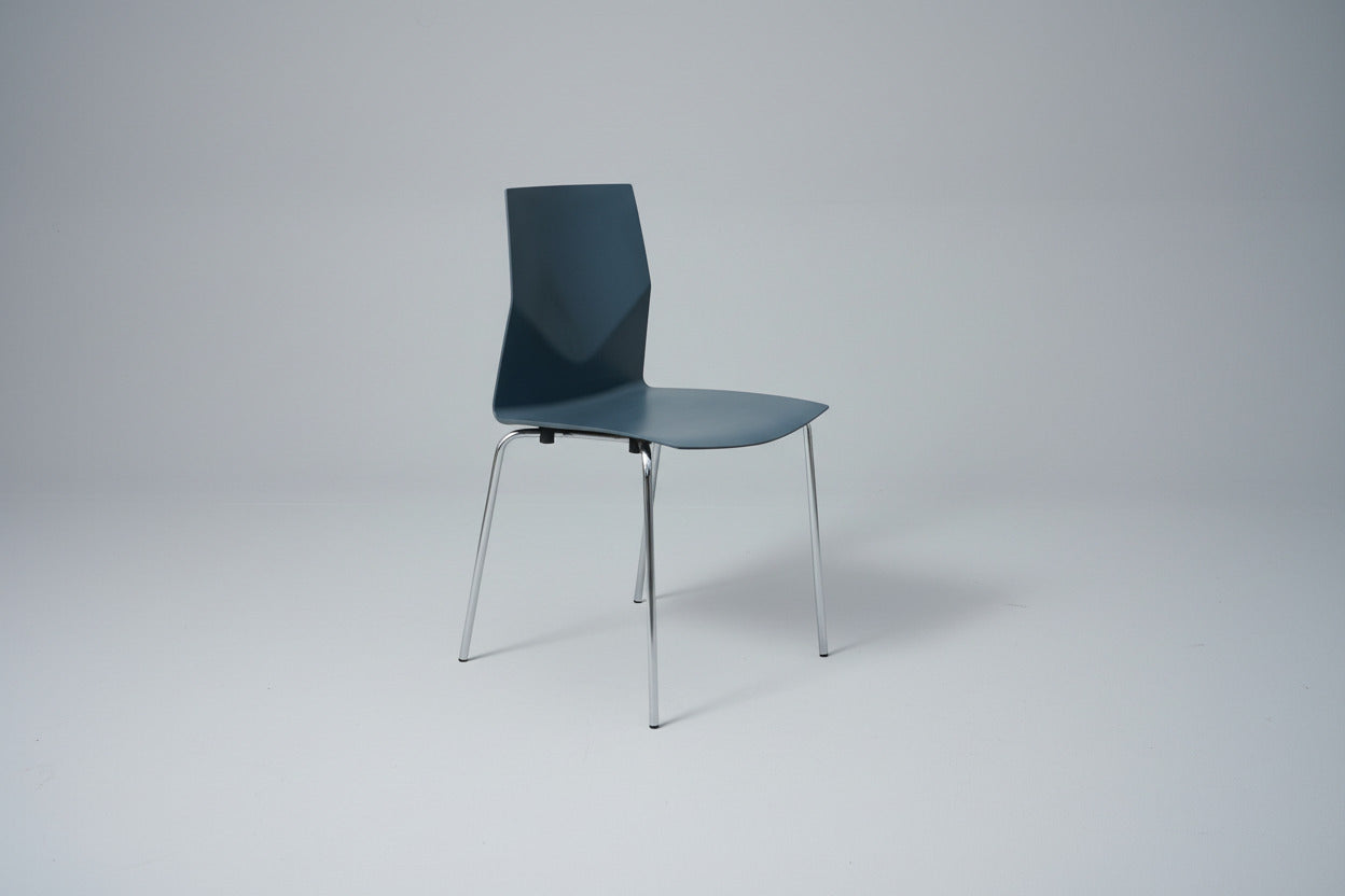 Grå Four Design FourCast konferencestol med plast sæde og ryg samt krom stel