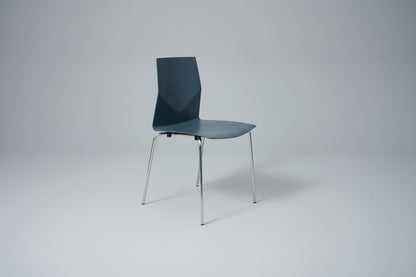 Grå Four Design FourCast konferencestol med plast sæde og ryg samt krom stel