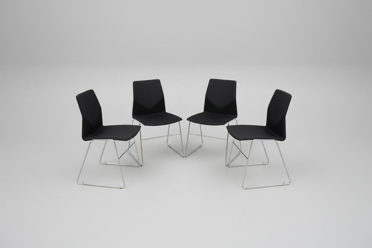 Four Design FourCast sort fuldpolstret konferencestol med krom medestel