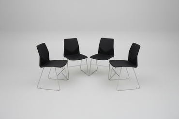 Four Design FourCast sort fuldpolstret konferencestol med krom medestel