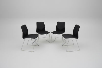 Four Design FourCast sort fuldpolstret konferencestol med krom medestel