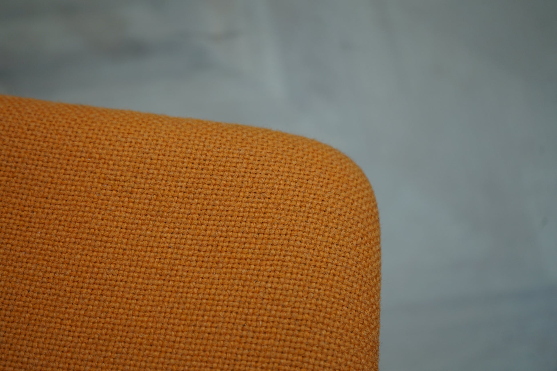 Detalje af orange stof på Four Design FourCast stol – slidstærkt materiale.