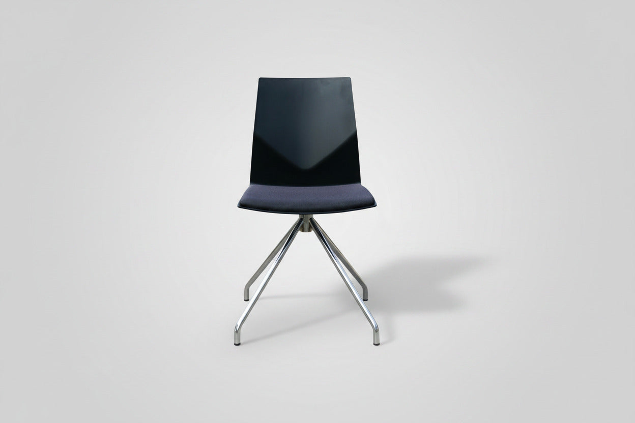 Four Design FourCast2 One stabelbar sort konferencestol med krom drejestel set bagfra