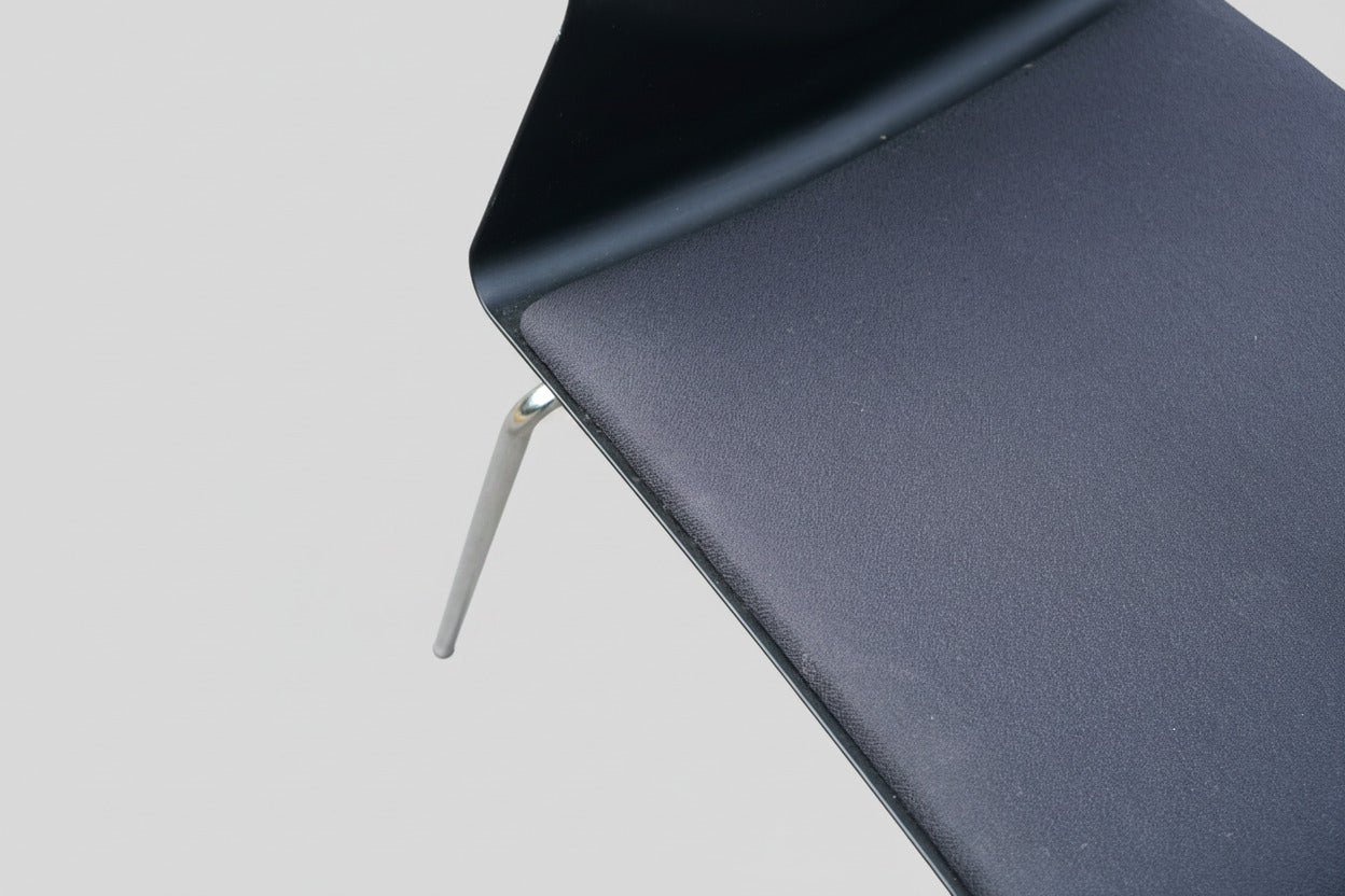 Close up af Four Design FourCast2 One med sort polstret sæde og krom drejestel
